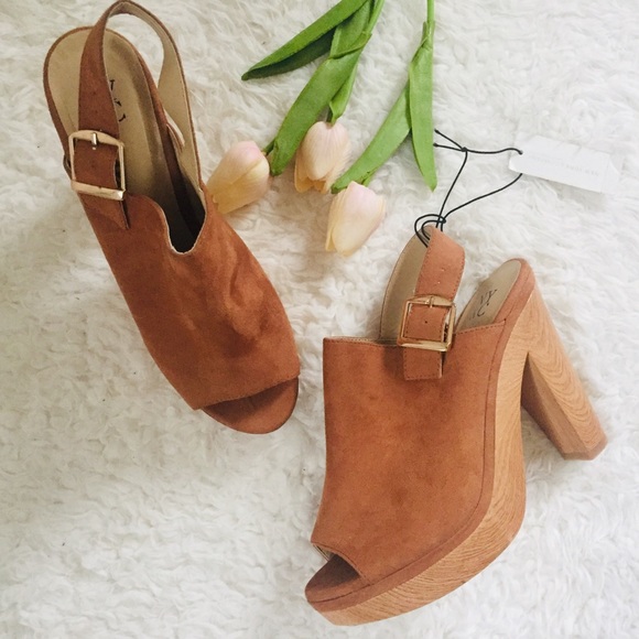 NYC NWT Tan Suede Peep Toe Heeled Clogs Size 8 - Picture 14 of 14